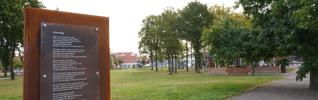 Foto viser poesiværk monteret på glas og rusten plade
