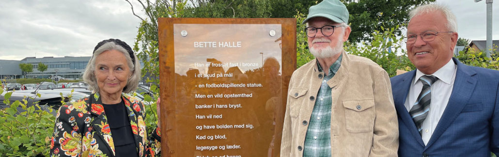 Poesiværket "Bette Halle" flankeret af Ruddi Nielsen, forfatter Per Gammelgaard og viceborgmester Peter E. Nielsen